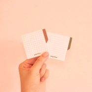 PACK X2 NOTAS ADHESIVAS C/SOLAPA 6,2X6,4 - VERDE RAYADO/GOLDEN CUADRICULADO