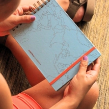 BIT�CORAS DE VIAJES TALLE S - WORLDMAP CELESTE